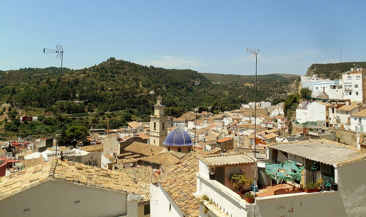 Centro histórico y cúpula de tejas azules vistos desde el Castillo de Buñol
