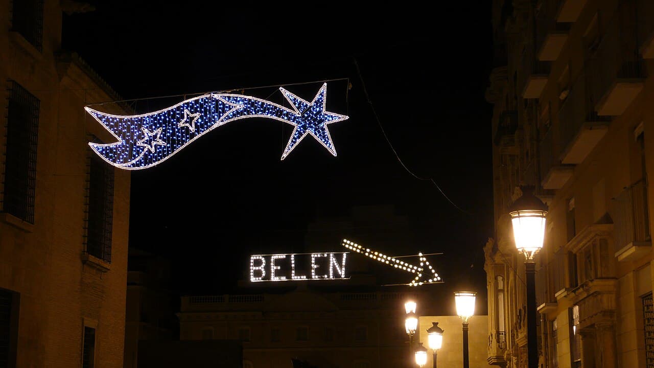 Luces de una estrella y un belén sobre una calle de Valencia por la noche