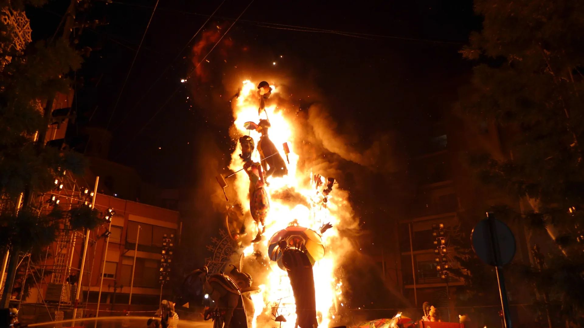 Monumento fallero ardiendo durante la Cremà en Valencia