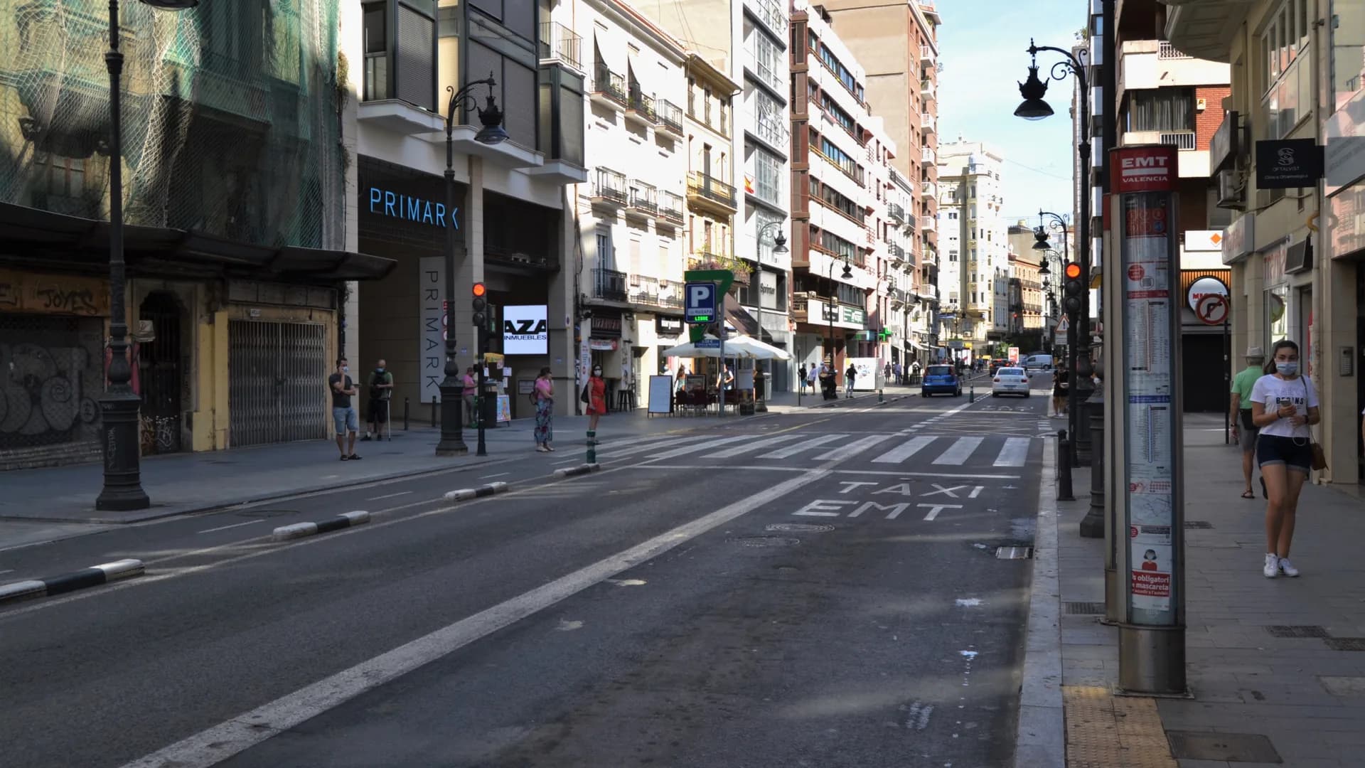 Calle animada con terrazas y fachadas coloridas en Ruzafa