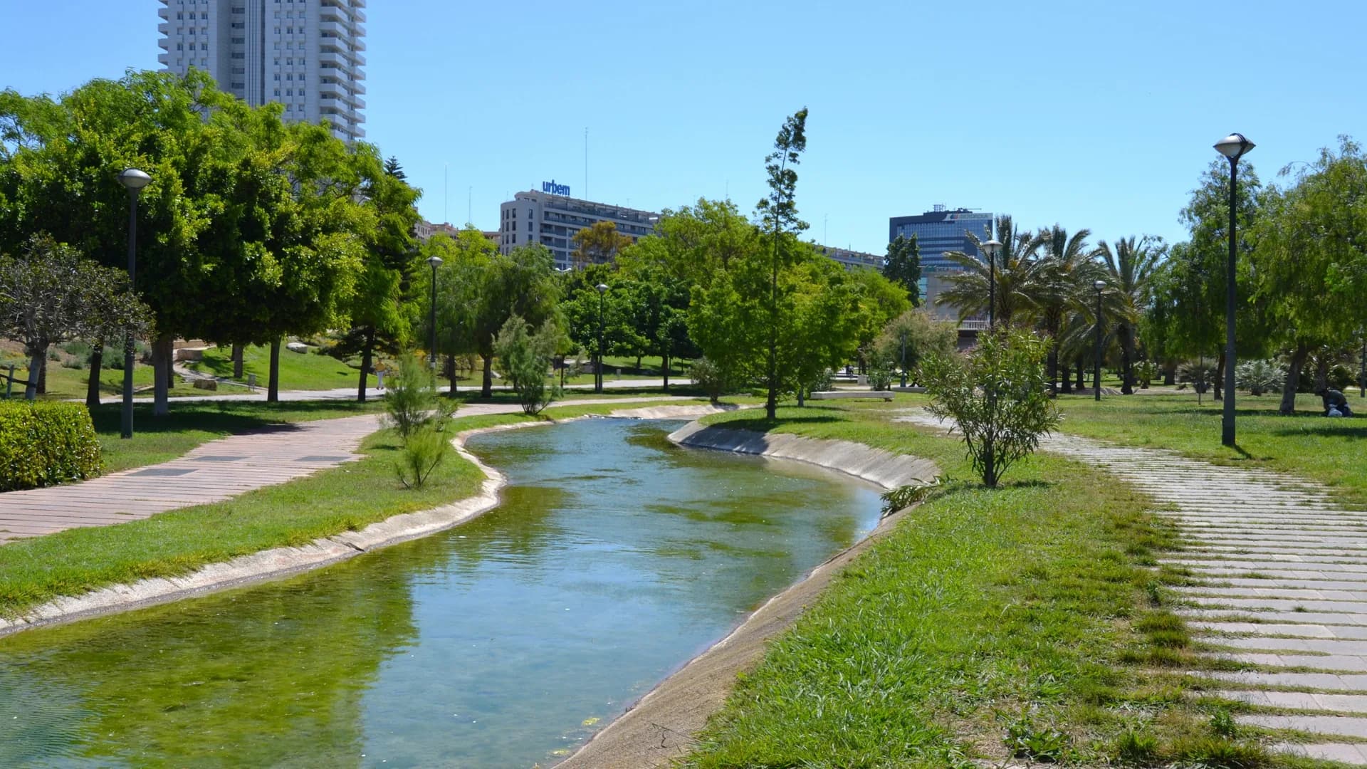 Caminos ajardinados y canal de agua en el Jardín del Turia de Valencia