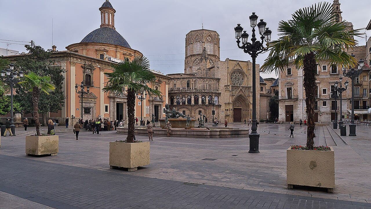 Plaza de la Virgen, Catedral y Basílica en el centro histórico de Valencia